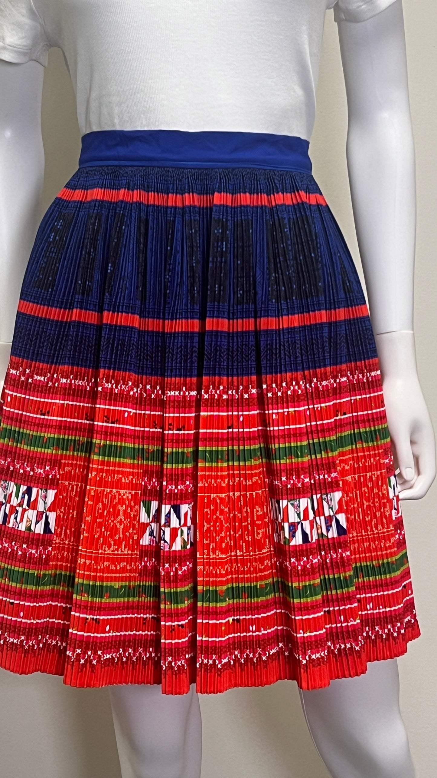 Hmong skirt wraparound (39W/19L)